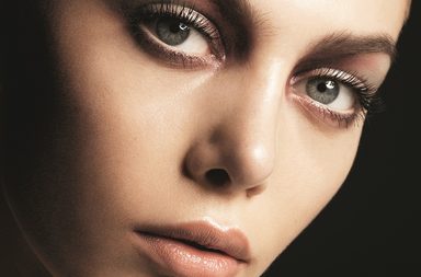  مجموعة ماكياج محدودة الإصدار بتوقيع Victoria Beckham Estée Lauder