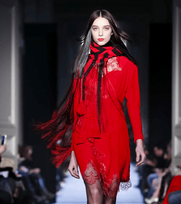 موضة الفستان الاحمر مع الدانتيل والسترة الجلدية من Alexis Mabille لشتاء 2017