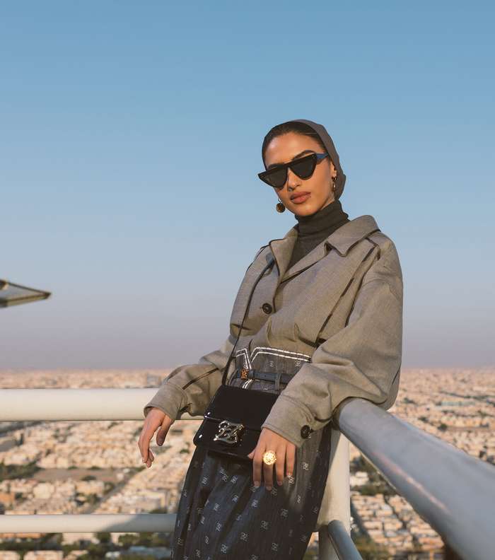 يارا النملة في إطلالة بتدرّجات الرمادي من Fendi