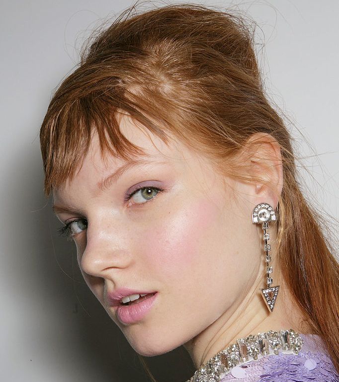 الزهري على وجه Holly Fulton