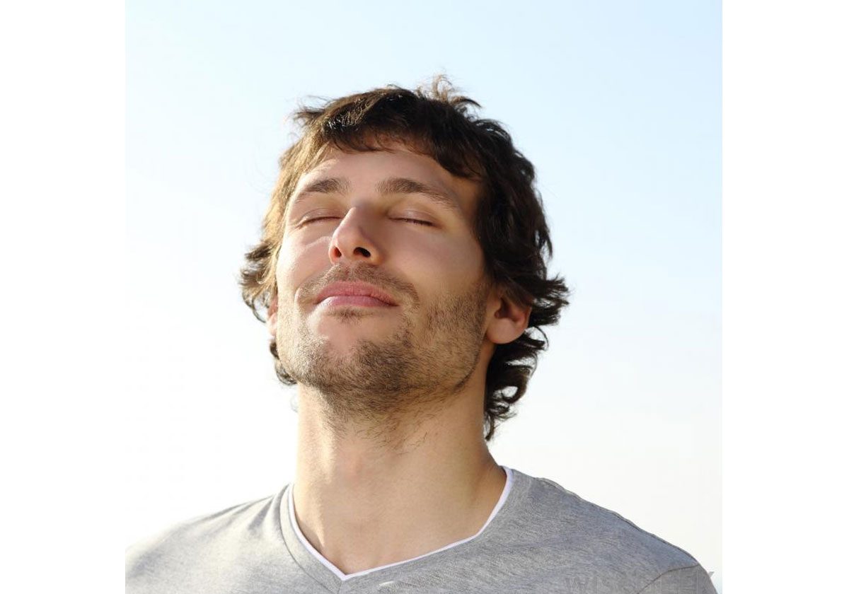 أهمها العينين... إشارات جسدية مخفية يرسلها الرجل للدلالة على انجذابه إليك!