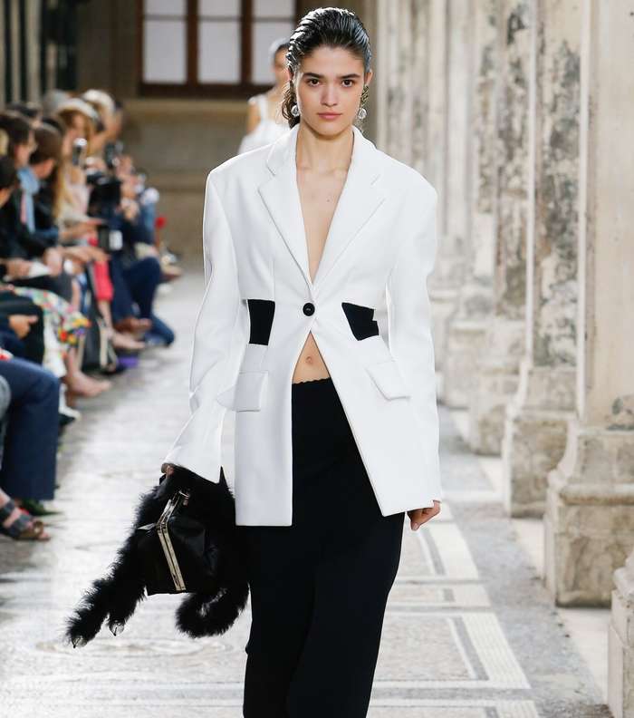 التنورة السكيني بالقصة المستقيمة والطول المتوسط مع السترة الرسمية من Proenza Schouler لصيف 2018