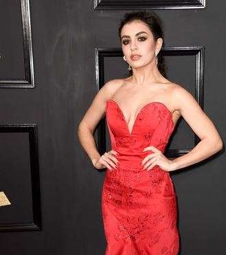 النجمة charlie xcx بفستان من فيفيان ويستوود في حفل الغرامي 2017