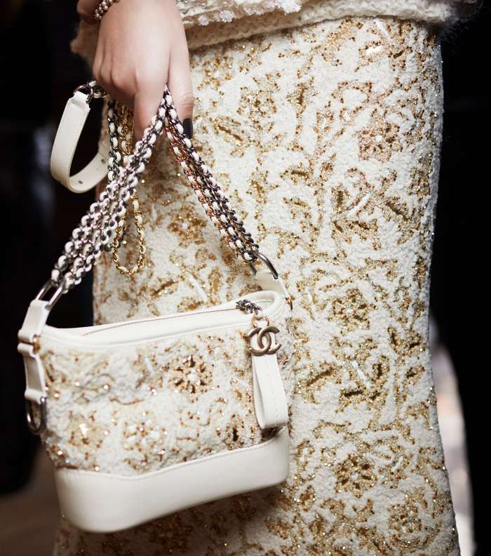 حقيبة باسلوب حقيبة الحزام المطرزة من CHANEL من مجموعة Metiers d'art 2016