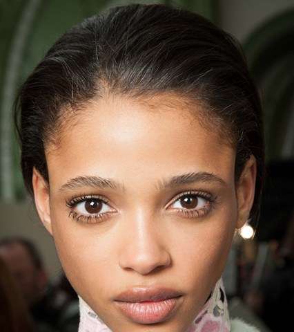 صيحة رموش الدمية مع Giambattista Valli