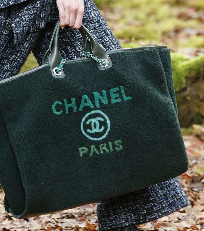 حقيبة CHANEL الكبيرة من الفرو