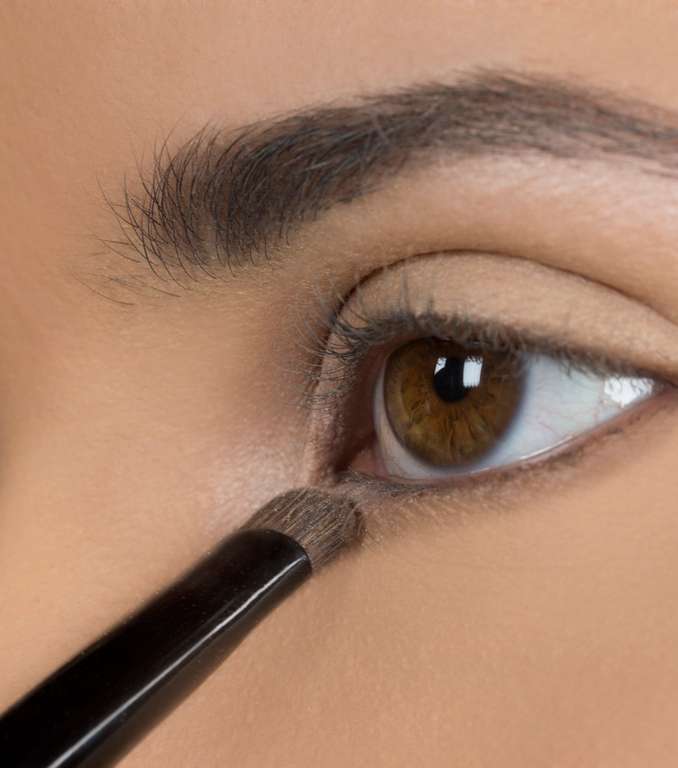  Black Kohl داخل العينين