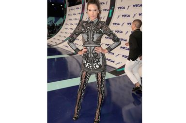 اليسندرا امبروسيو بفستان من بالمان في حفل VMA 2017