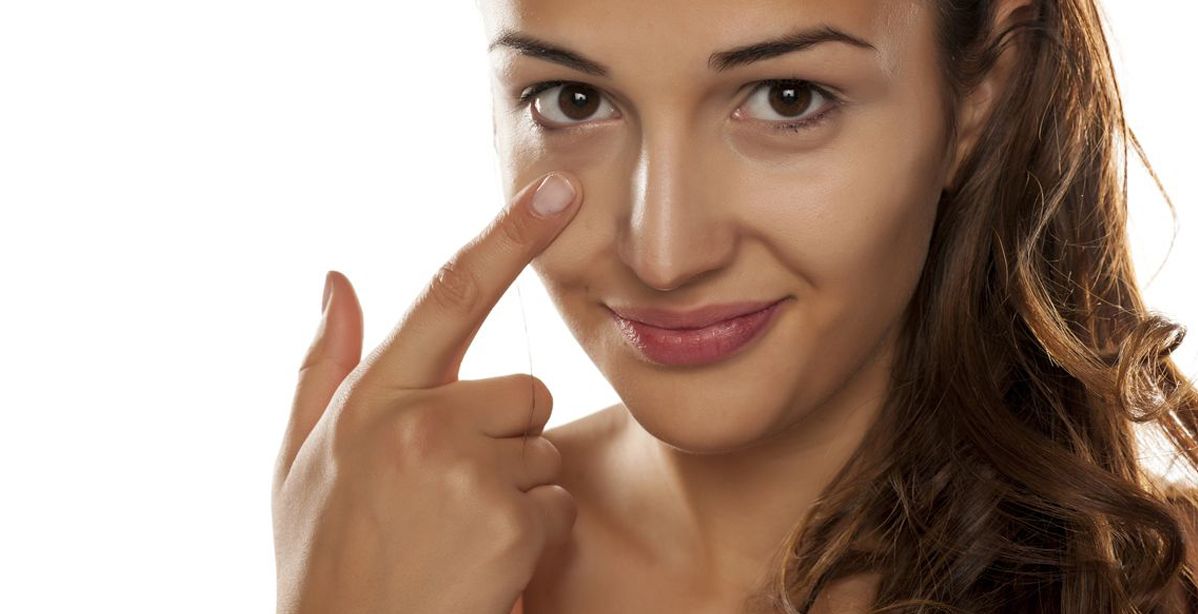 بالصورة، أداة تدليك غريبة لإخفاء الهالات السوداء... نتائجها مذهلة