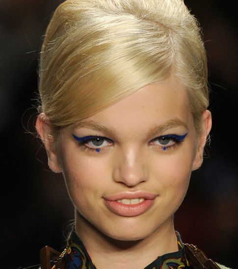 الأزرق برسمات غرافيكية مع Anna Sui 