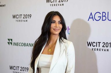 مكون تضعه كيم كارداشيان على شعرها لتطويله وتعزيز قوته