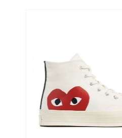 حذاء الكونفورس برسمة القلب من Comme des garcons play