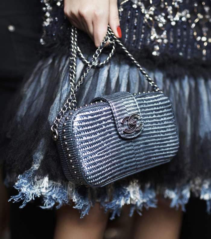 حقيبة ميتاليكية ومن الترتر من CHANEL من مجموعة Metiers d'art 2016