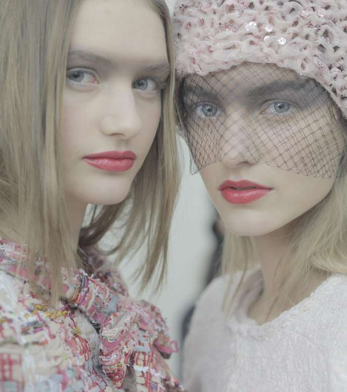 إطلالة مثالية تشّع بالأنوثة والأناقة مع CHANEL 