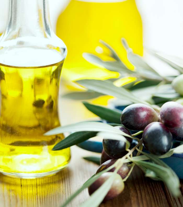 زيت الزيتون لنعومة وترطيب البشرة