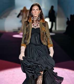 إحصلي على إطلالة جريئة باللون الأسود مع مجموعة Dsquared2 لشتاء 2016