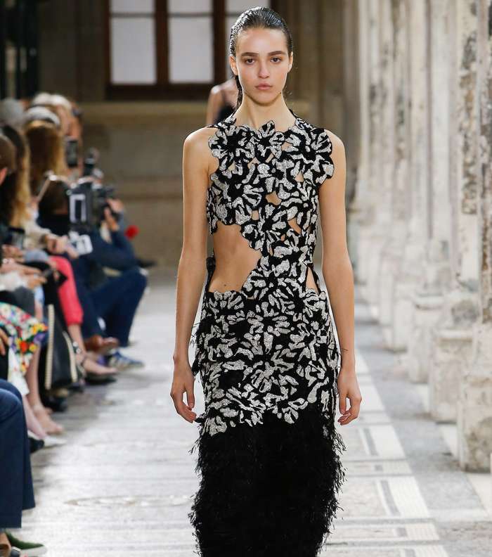 فستان مطرز بطول متوسط مع الريش في اسفله من Proenza Schouler لصيف 2018