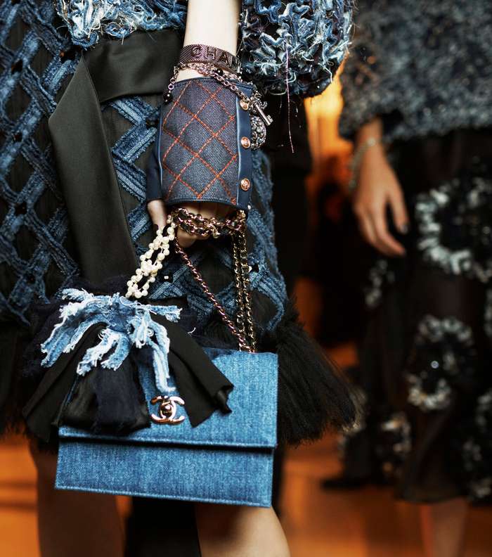 حقيبة الدنيم من CHANEL من مجموعة Metiers d'art 2016