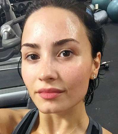 نجمات يبدون أجمل بكثير من دون ماكياج بالصور