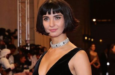 صورة توبا بويوكستين في أول مسلسل لها 
