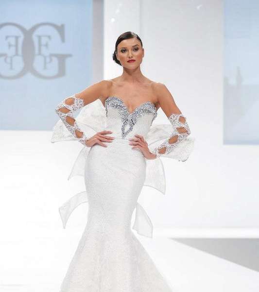 عواطف إمرأة مع Point Glamour Fashion 