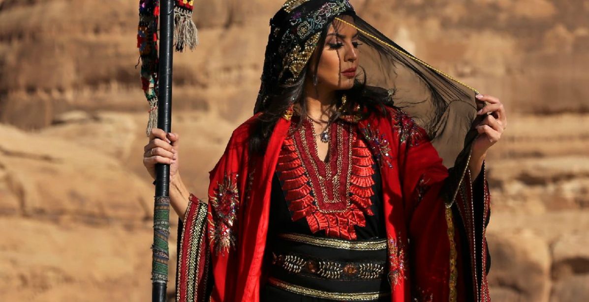 الفنانة أمل بوشوشة بزيها في مسرحية أسطورة العشق في العلا