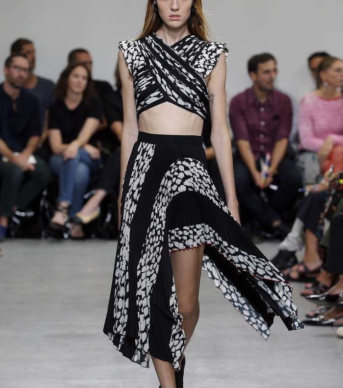 موضة التوب القصيرة بقصة الـ X من Proenza Schouler لصيف 2017
