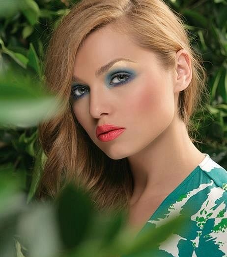 صور مكياج كحلي وذهبي