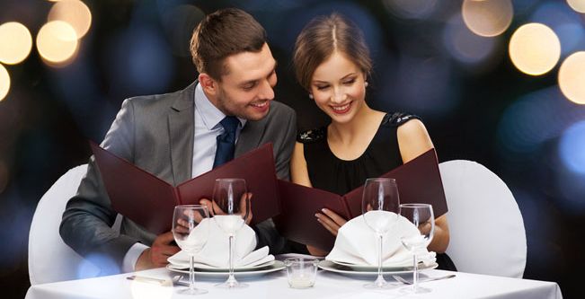 أبرز أخطاء اتيكيت مائدة الطعام