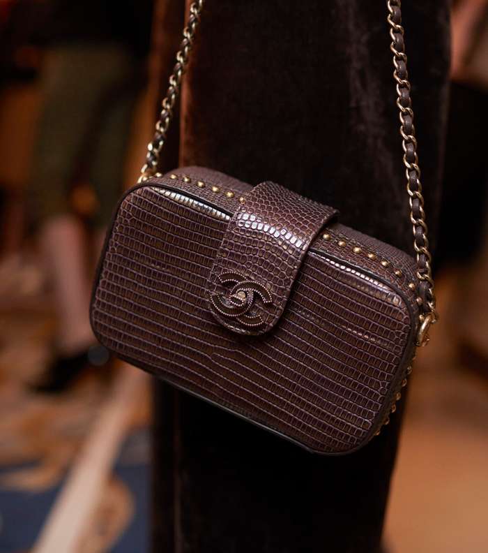 موضة حقيبة الكتف بالحجم الصغير من CHANEL من مجموعة Metiers d'art 2016
