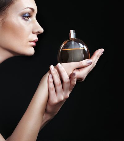 بالصور، عطور لإمرأة قويّة وجريئة