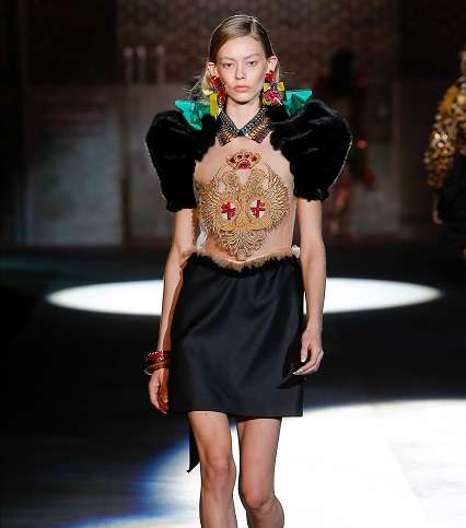 موضة اكتاف الفرو المنتفخة من توقيع علامة DSquared2 لصيف 2017