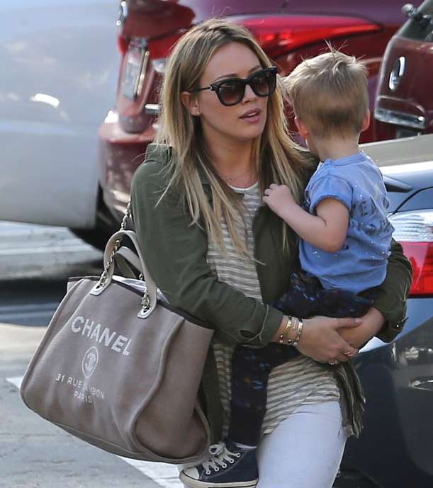 من أبرز حقائب CHANEL التي تختارها النجمات، حقيبة CHANEL Linen Tote