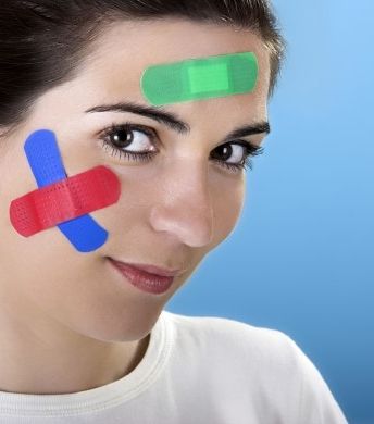 يعالج الجروح والإصابات