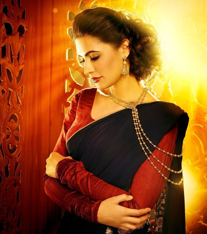 نرجس فخري بقطعة Shoulder Necklace من مجموعة Legacy