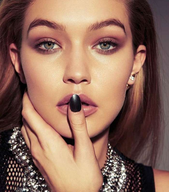 ماكياجها ناعم، وتفضّل الماسكارا من Dior 
