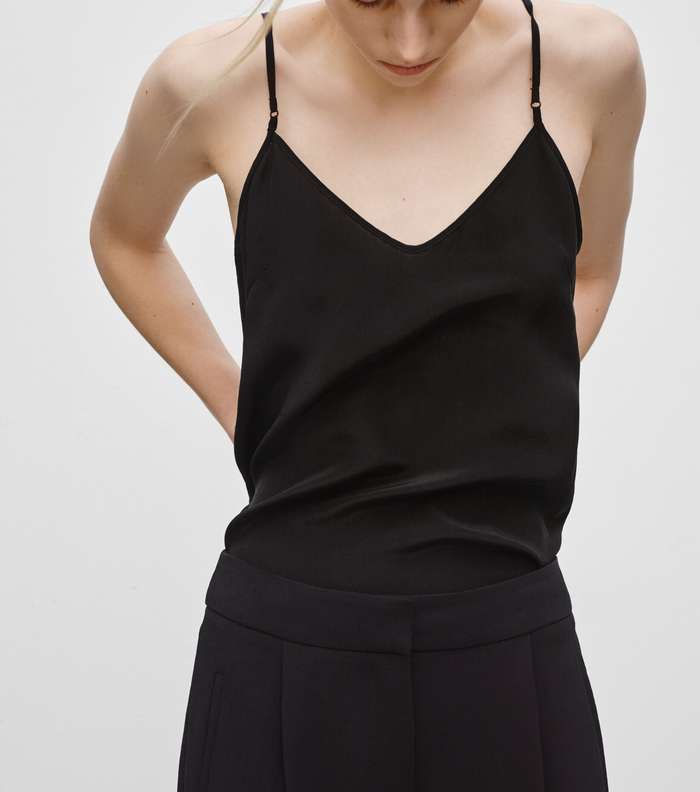 ارتدي التوب بالرباط الرفيع Camisole بدل من حمالة الصدر