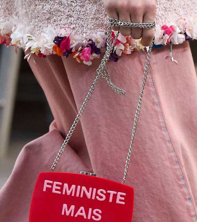 تالقي في صيف 2015 بحقيبة CHANEL المميزة