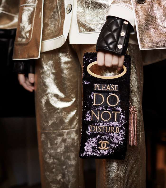 كلاتش Do not disturb من مجموعة CHANEL Metiers d'art 2016