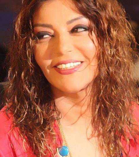 الشعر المجعد المبلول انسجم مع الماكياج البسيط 