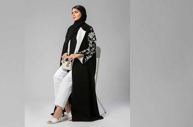 طرق لتنسيق العباءة في الصيف
