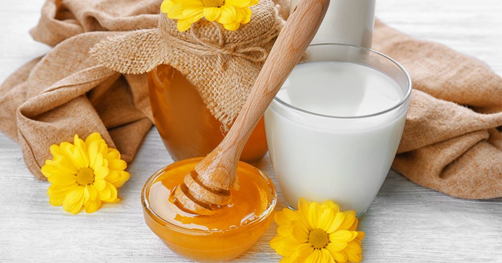 خلطات من الحليب والعسل لبشرة حريرية ونضرة